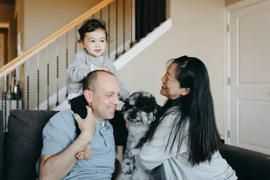 Familie-Haustier-pexels-pnw-production-7677740 Glückliche Familie mit ihrem Hund