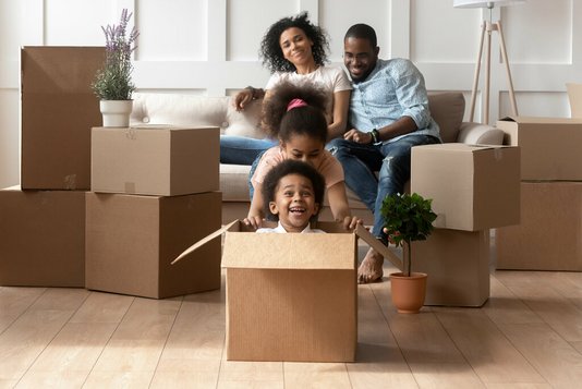 Haus-Familie-Wohnen-Umzug-mit-Kindern-Serie-33-08 Familie mit Kartons