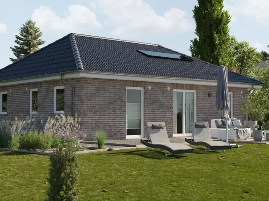 Der Bungalow 92 in der Variante Klinker Nr. 5 und Dach in Anthrazit mit Blick auf den Garten und Terrasse